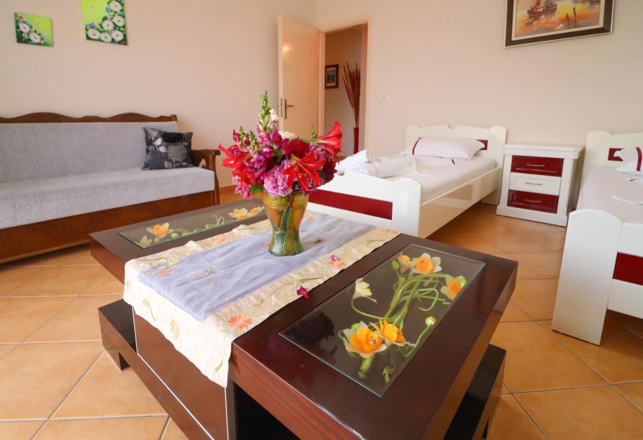 Apartments Vila Roboci Sarandë Eksteriør billede